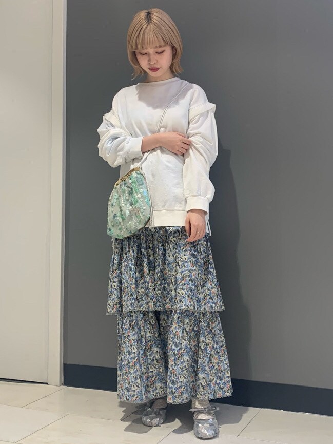 シルバー系のその他シューズ、ブルー系のTシャツ/カットソーを着用したレディースの春コーディネートの2枚目の写真