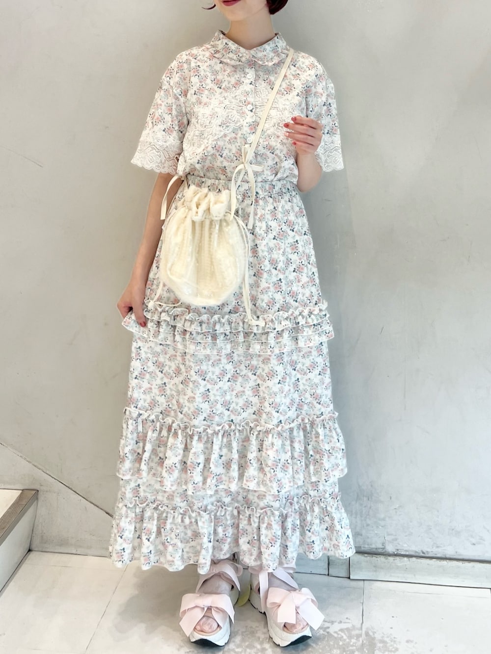 ピンク系のシャツ/ブラウス、ピンク系のスカート、ホワイト系のショルダーバッグを着用したレディースの春コーディネートの2枚目の写真