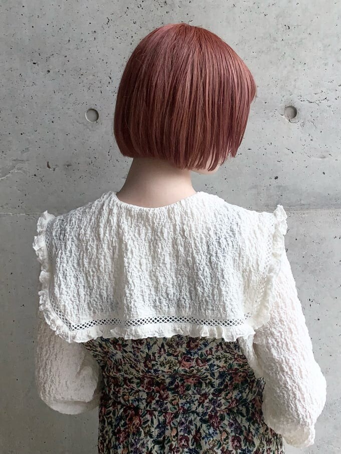 ホワイト系のシャツ/ブラウス、レッド系のスカート、グリーン系のその他シューズを着用したレディースの夏コーディネートの4枚目の写真
