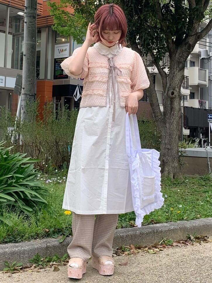 ベージュ系のその他パンツ、ホワイト系のワンピースを着用したレディースの夏コーディネートの2枚目の写真