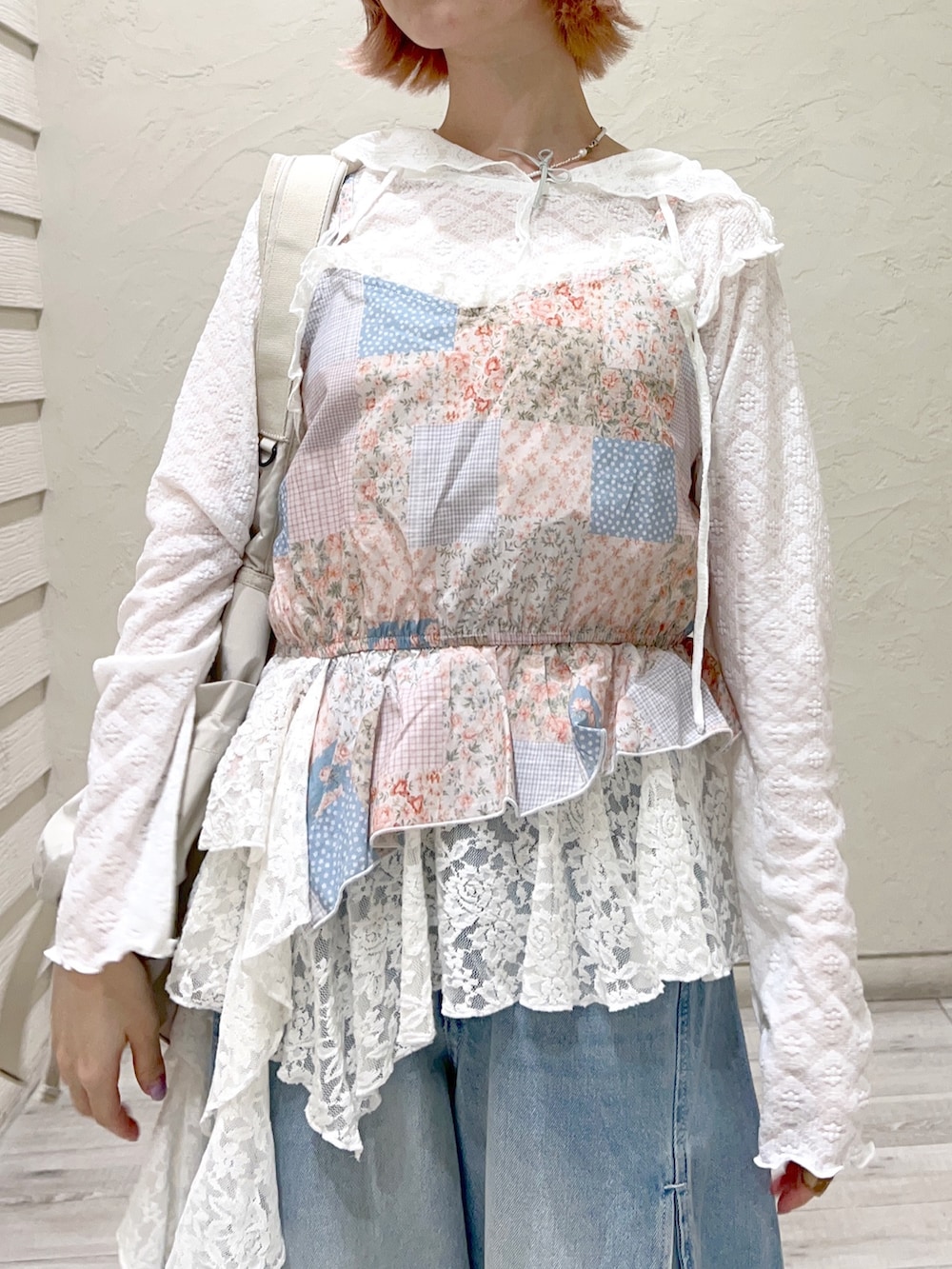 ホワイト系のTシャツ/カットソー、ピンク系のシャツ/ブラウス、ベージュ系のメッセンジャーバッグを着用したレディースの夏コーディネートの5枚目の写真