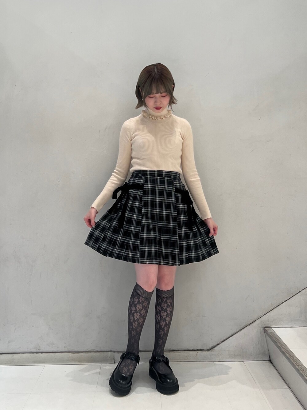 ブラック系のローファー、ブルー系のその他アウター、ホワイト系のニット/セーターを着用したレディースの冬コーディネートの9枚目の写真