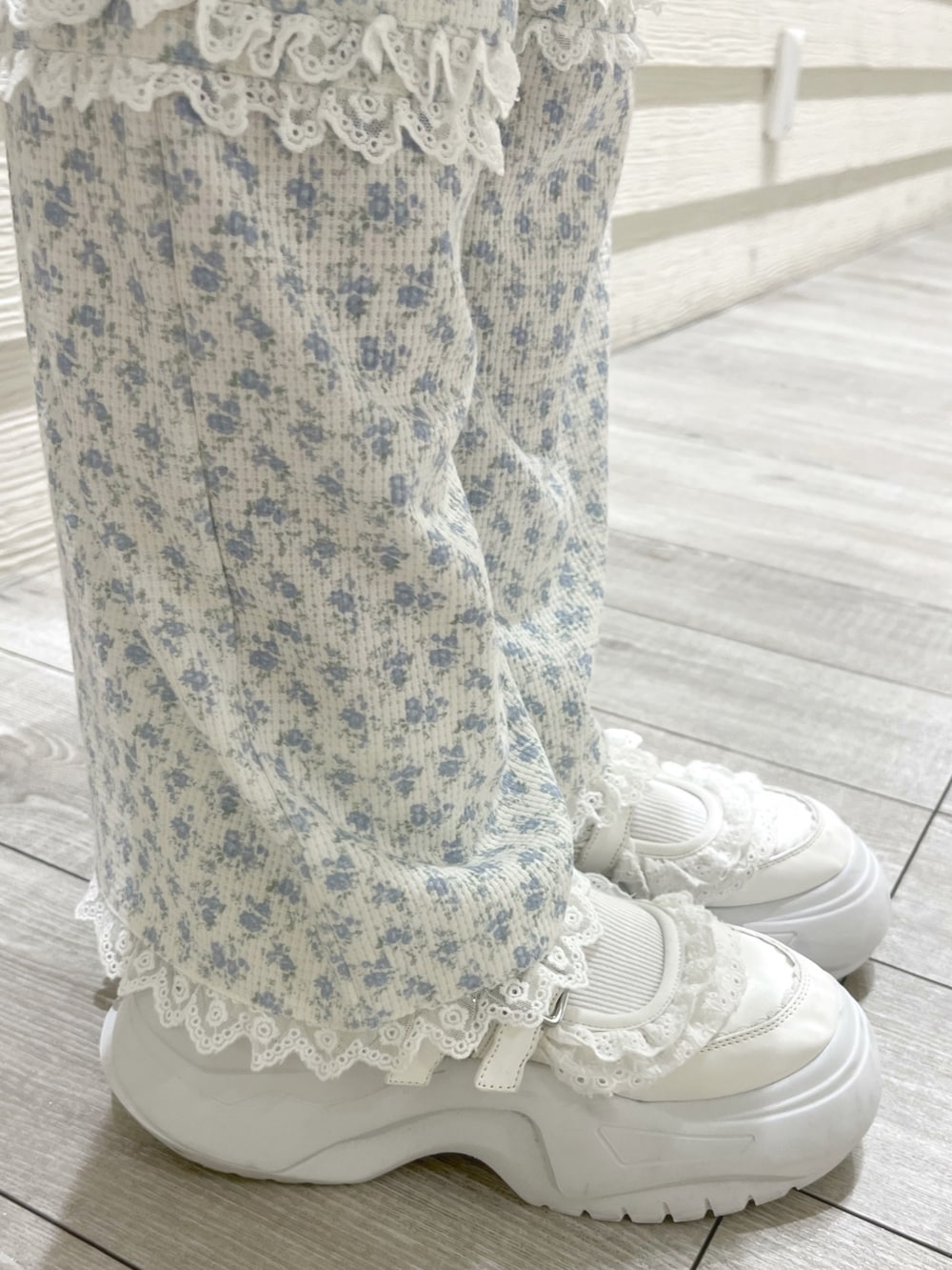 ブルー系のパーカー、ブルー系のカーゴパンツ、ホワイト系のトートバッグを着用したレディースの秋コーディネートの7枚目の写真