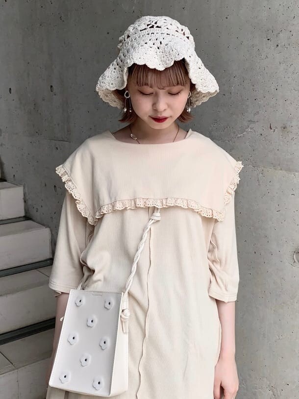 イエロー系のパンプス、ベージュ系のTシャツ/カットソーを着用したレディースの夏コーディネートの3枚目の写真