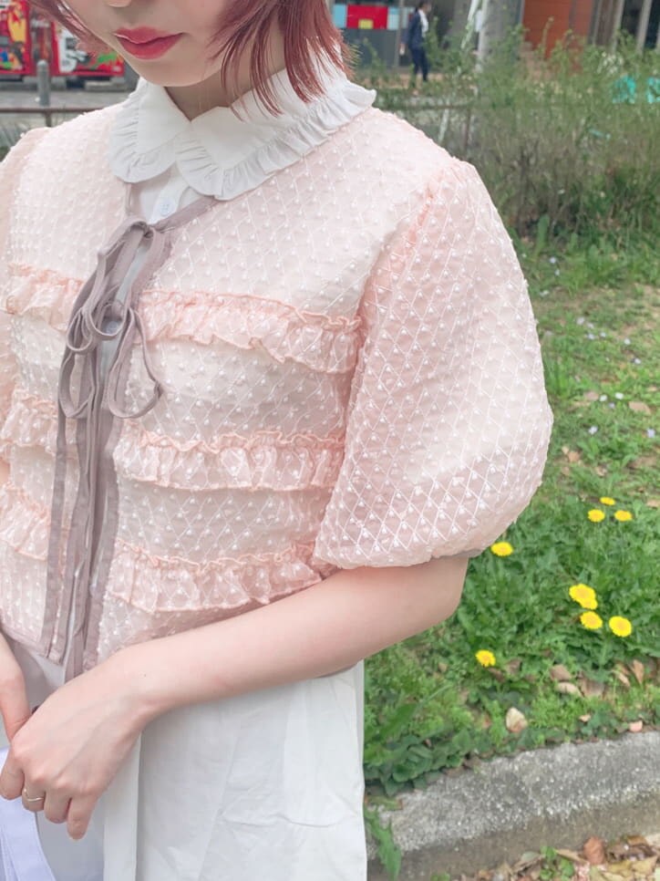 ベージュ系のその他パンツ、ホワイト系のワンピースを着用したレディースの夏コーディネートの4枚目の写真