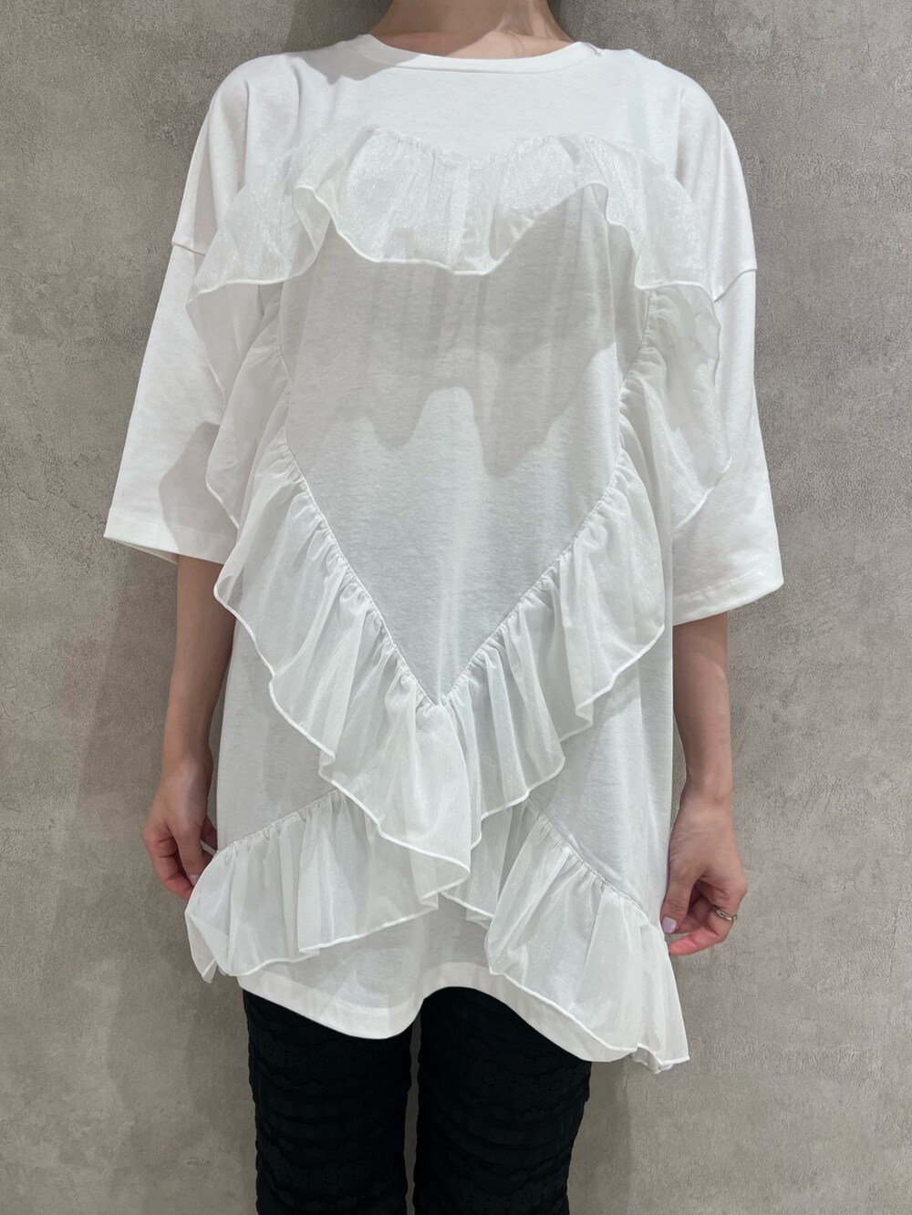 ブラック系のスウェットパンツ、ホワイト系のTシャツ/カットソー、ホワイト系のトートバッグを着用したレディースの夏コーディネートの9枚目の写真