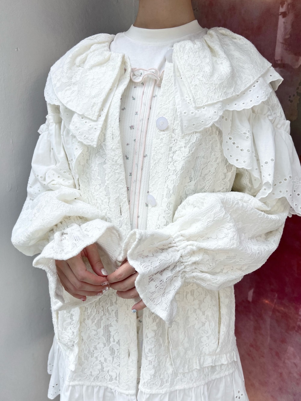 ホワイト系のテーラードジャケット、ピンク系のワンピース、ホワイト系のTシャツ/カットソーを着用したレディースの夏コーディネートの9枚目の写真