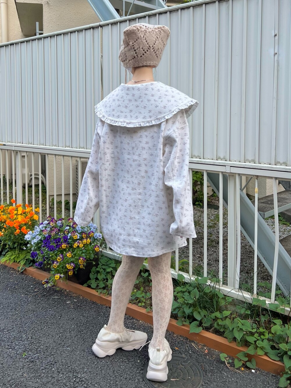 ホワイト系のデニムジャケット、ホワイト系のスカート、ホワイト系のスニーカーを着用したレディースの春コーディネートの6枚目の写真
