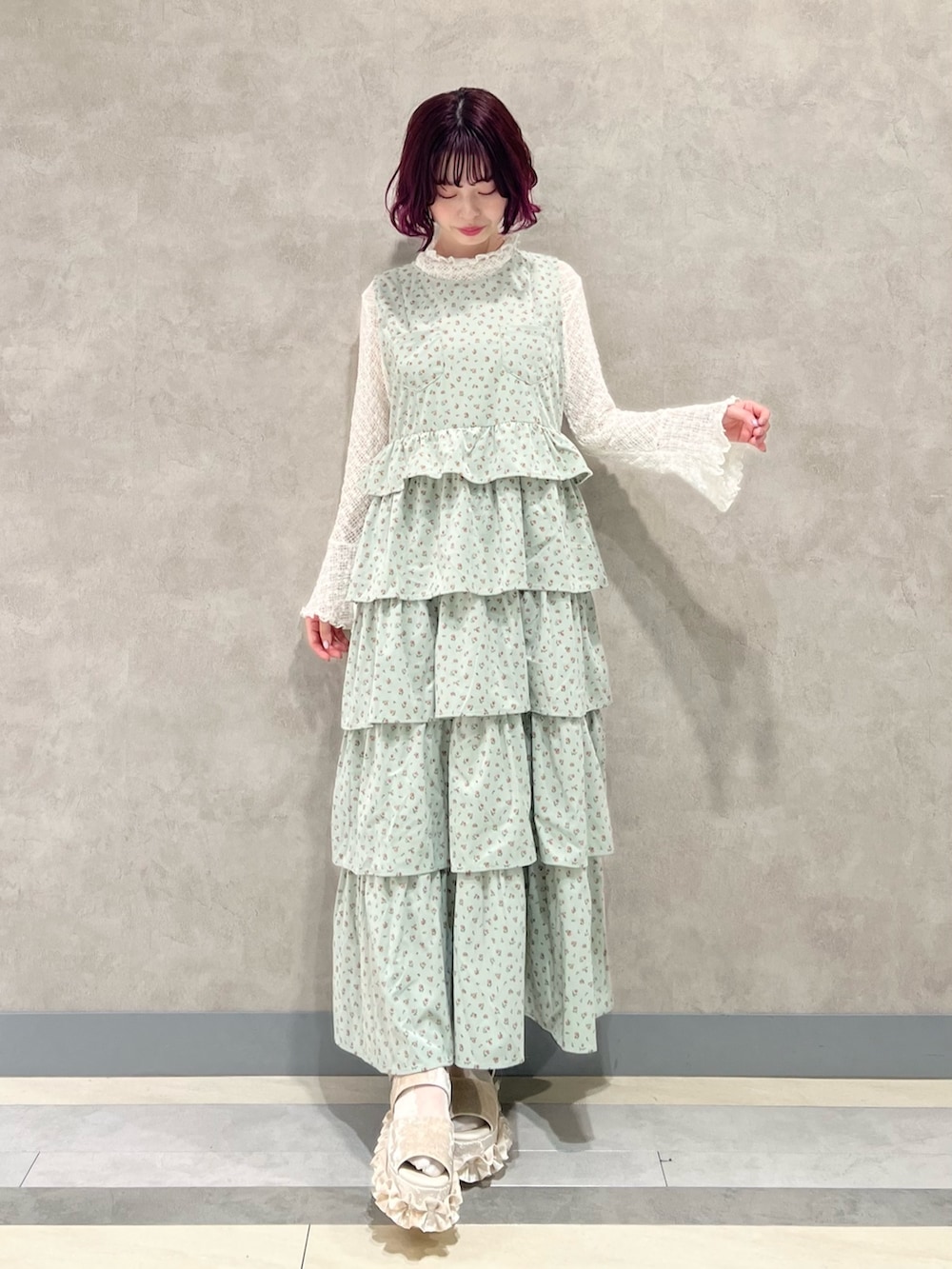 ホワイト系のTシャツ/カットソー、ピンク系のカーディガン/ボレロ、グリーン系のジャンパースカートを着用したレディースの秋コーディネートの5枚目の写真