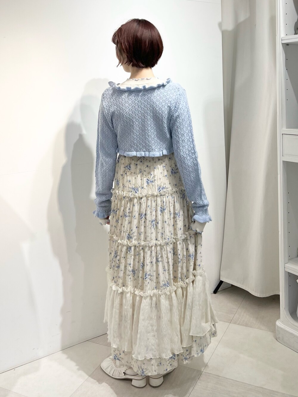 ブルー系のカーディガン/ボレロ、ホワイト系のTシャツ/カットソー、ホワイト系のショルダーバッグを着用したレディースの春コーディネートの6枚目の写真