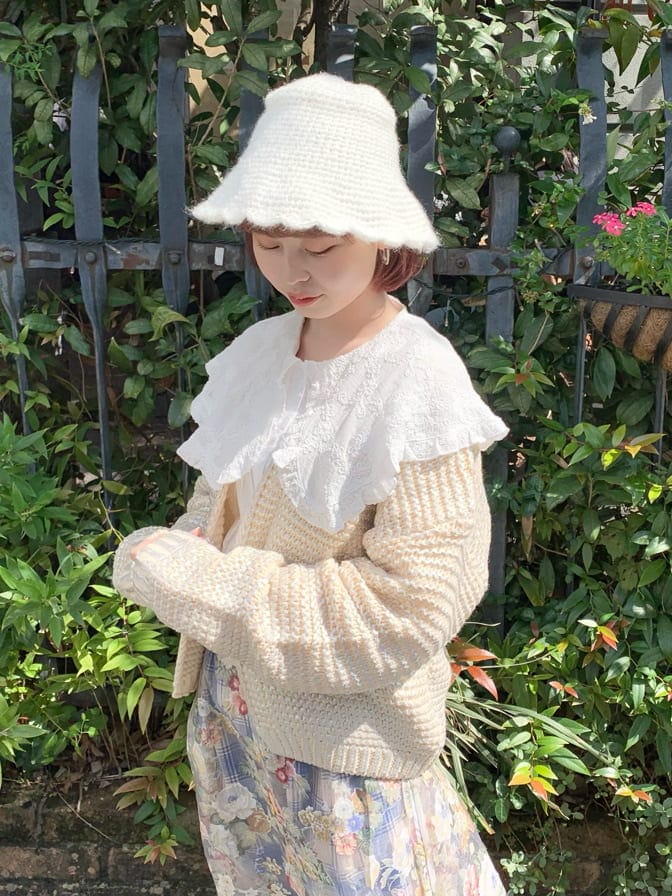 シルバー系のカーディガン/ボレロ、ホワイト系のローファー、イエロー系のスカートを着用したレディースの秋コーディネートの3枚目の写真