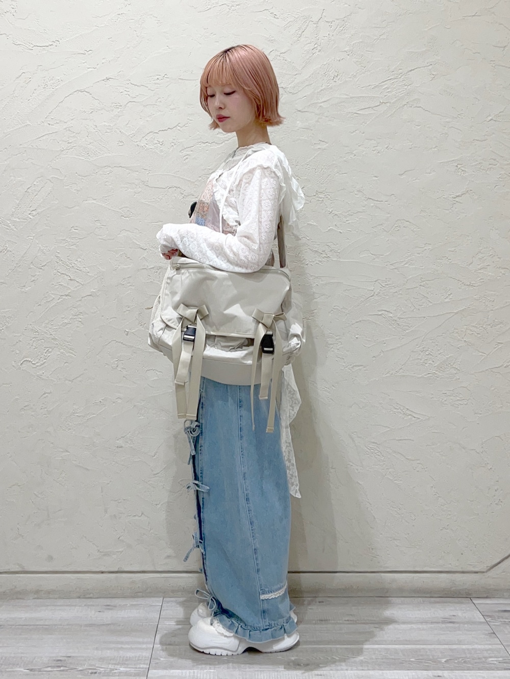 ホワイト系のTシャツ/カットソー、ピンク系のシャツ/ブラウス、ベージュ系のメッセンジャーバッグを着用したレディースの夏コーディネートの2枚目の写真