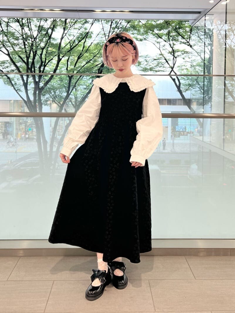 ホワイト系のシャツ/ブラウス、ブラック系のその他シューズ、ブラック系のワンピースを着用したレディースの秋コーディネートの4枚目の写真