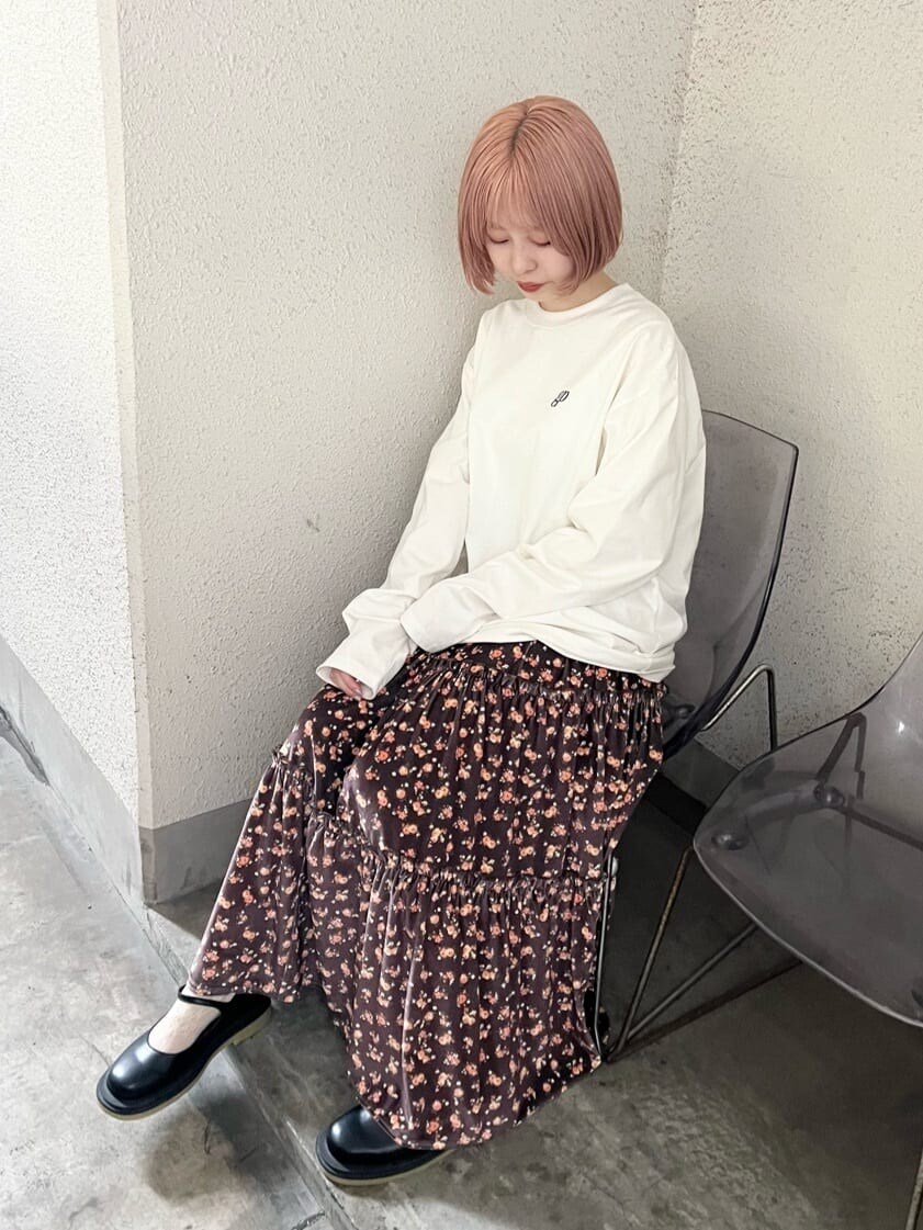 ブラウン系のスカート、ブラック系のパンプス、ホワイト系のTシャツ/カットソーを着用したレディースの夏コーディネートの8枚目の写真