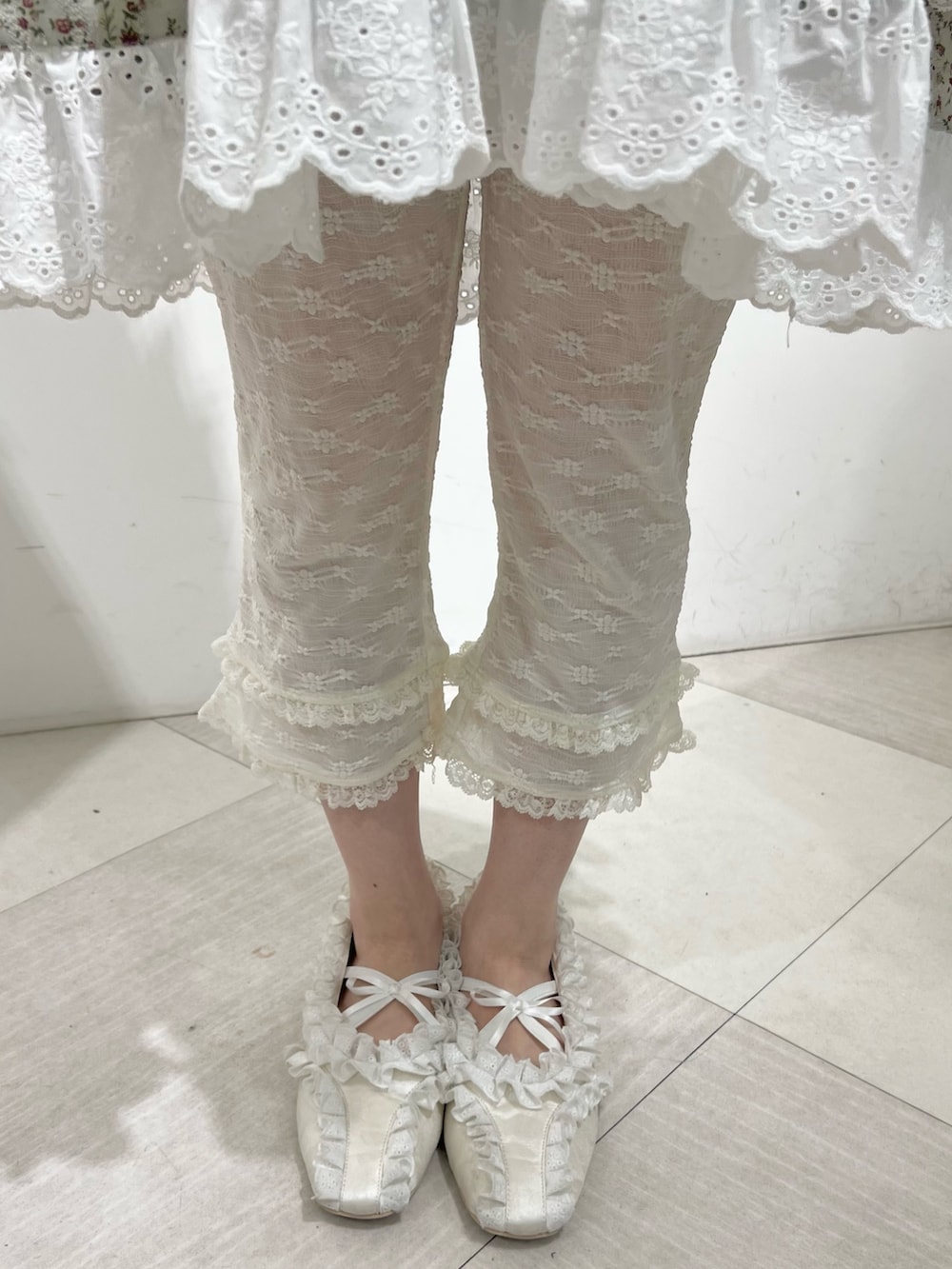 グリーン系のTシャツ/カットソー、グリーン系のワンピース、ホワイト系のその他パンツを着用したレディースの冬コーディネートの10枚目の写真