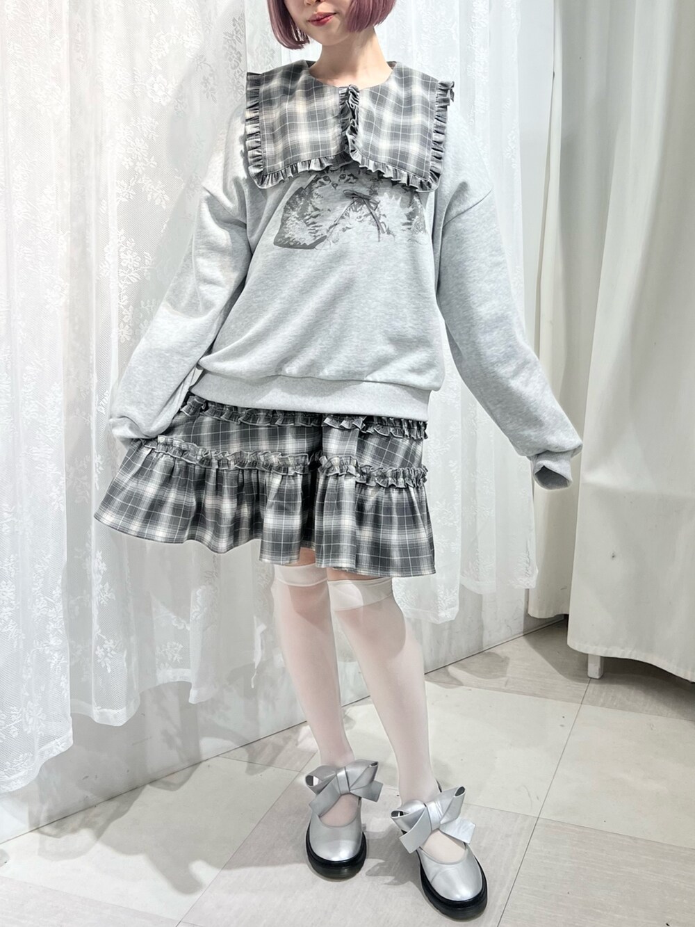 グレー系のスウェット、グレー系のワンピース、シルバー系のバレエシューズを着用したレディースの秋コーディネートの3枚目の写真