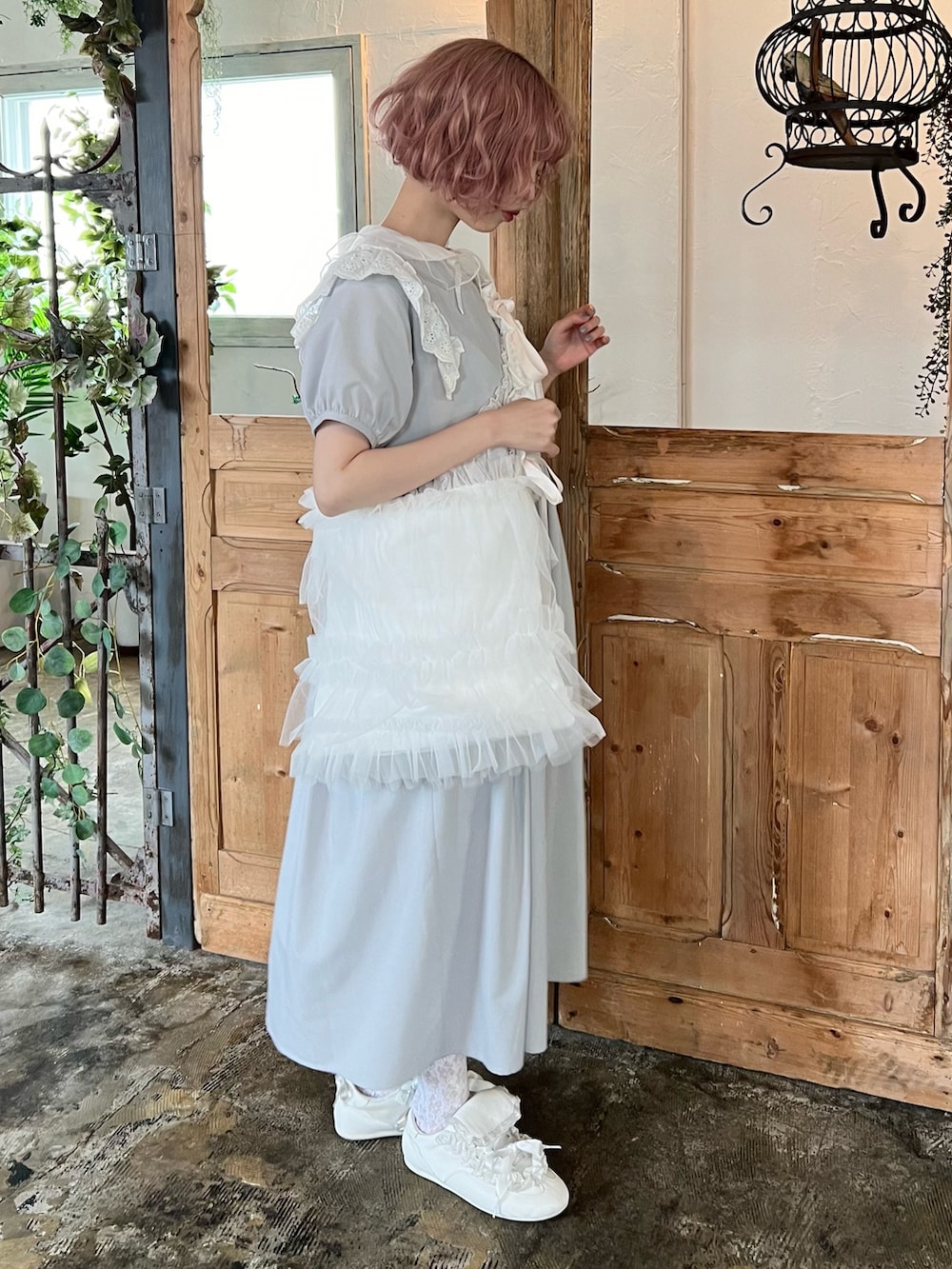 ホワイト系のシャツ/ブラウス、ブルー系のワンピース、ホワイト系のトートバッグを着用したレディースの春コーディネートの4枚目の写真