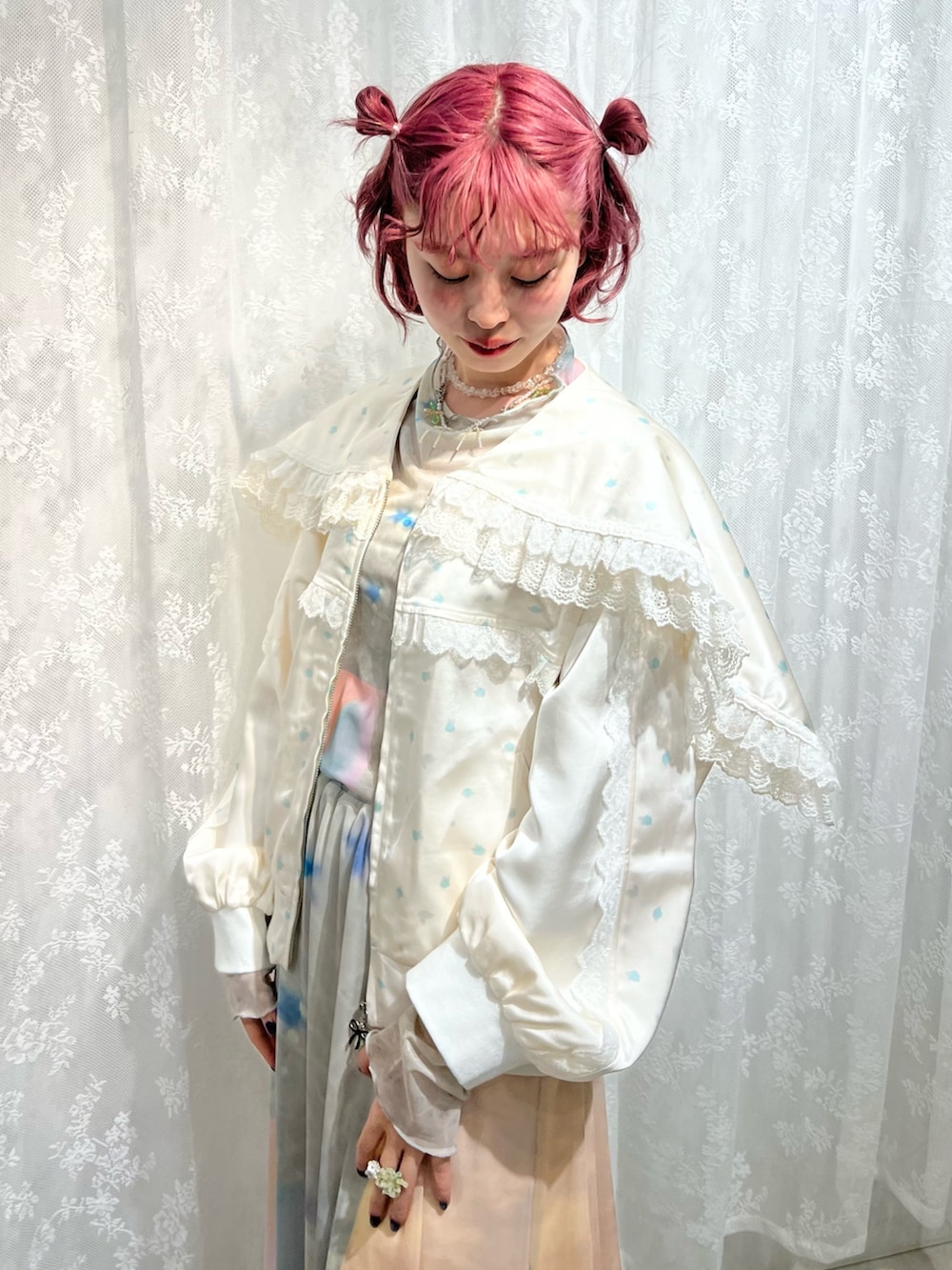 ピンク系のTシャツ/カットソー、ピンク系のスカート、ホワイト系のスニーカーを着用したレディースの春コーディネートの5枚目の写真