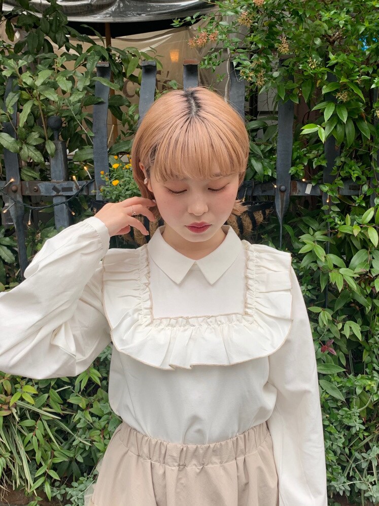 パープル系のテーラードジャケットを着用したレディースの春コーディネートの3枚目の写真