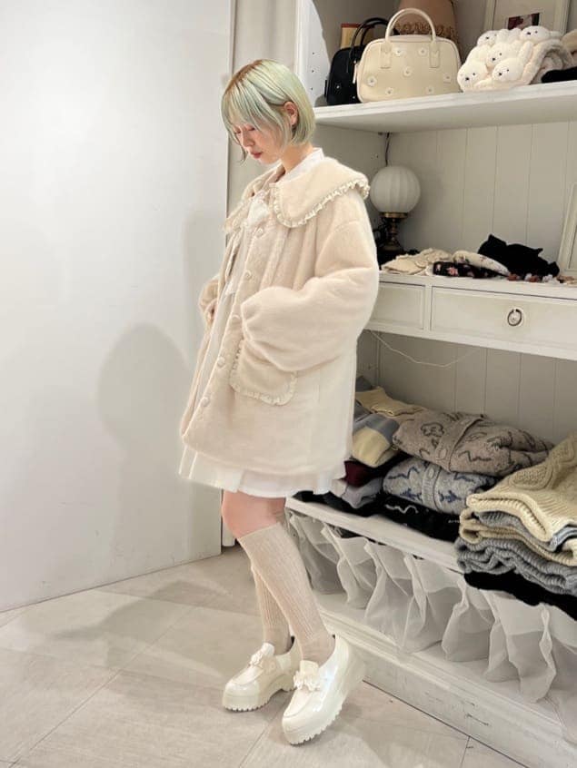 ホワイト系のローファー、ホワイト系のその他アウター、ホワイト系のワンピースを着用したレディースの秋コーディネートの3枚目の写真