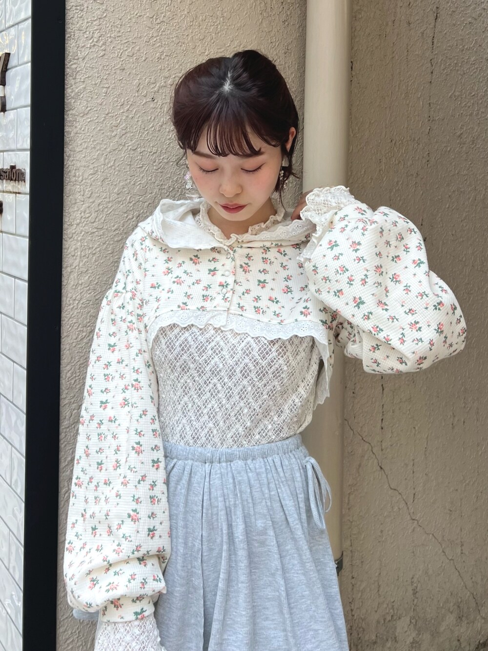 その他のカーディガン/ボレロ、ホワイト系のTシャツ/カットソー、ベージュ系のスニーカーを着用したレディースの夏コーディネートの6枚目の写真