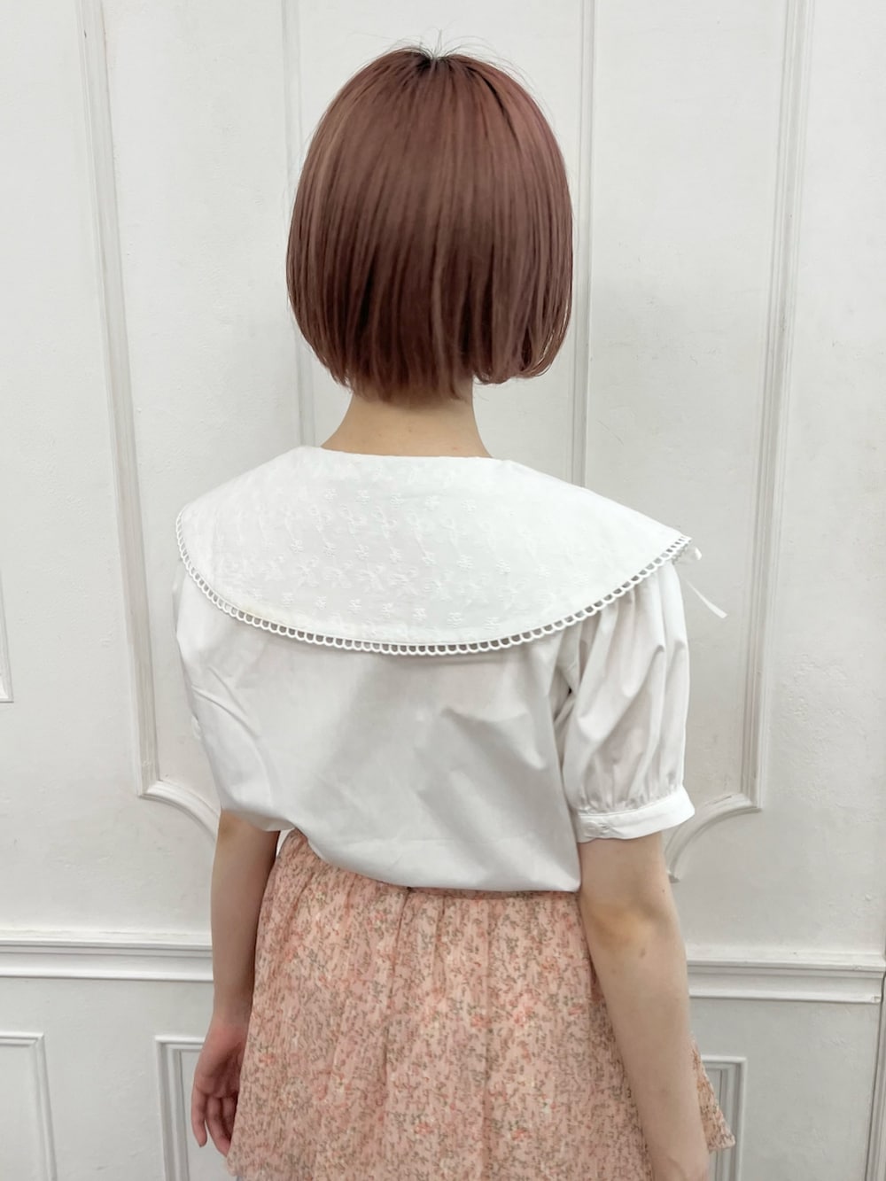 ホワイト系のシャツ/ブラウス、ピンク系のスカート、ホワイト系のスニーカーを着用したレディースの夏コーディネートの6枚目の写真