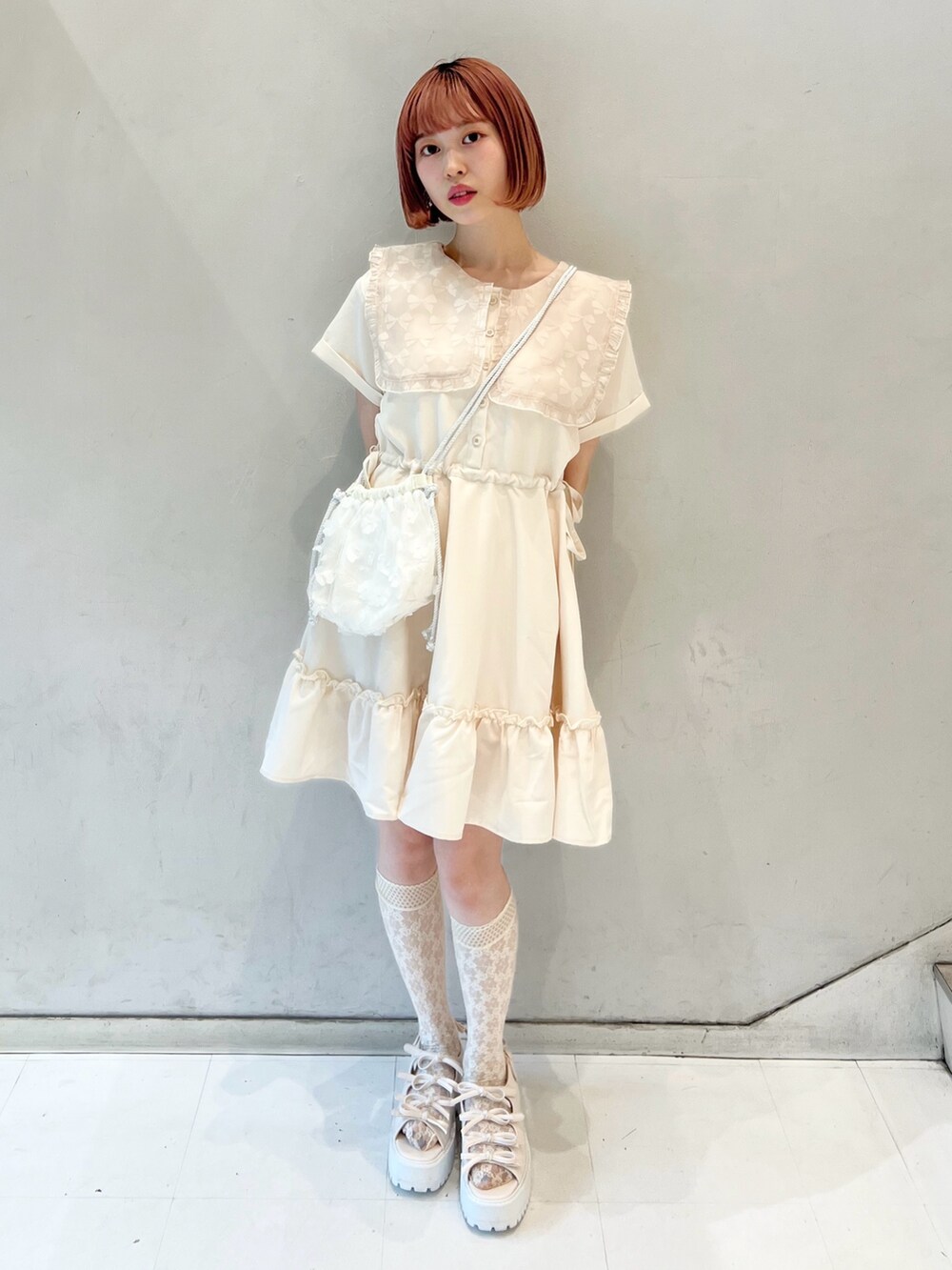 ピンク系のワンピース、ホワイト系のショルダーバッグ、ホワイト系のサンダルを着用したレディースの夏コーディネートの4枚目の写真