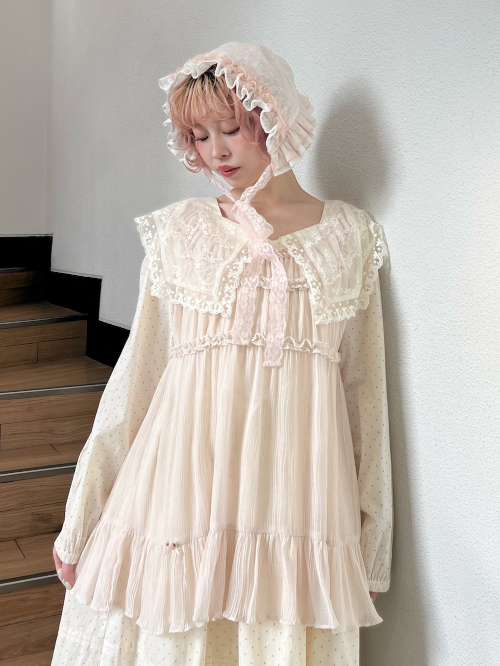 ベージュ系のワンピース、ベージュ系のチュニック、ピンク系のバレエシューズを着用したレディースの冬コーディネートの6枚目の写真