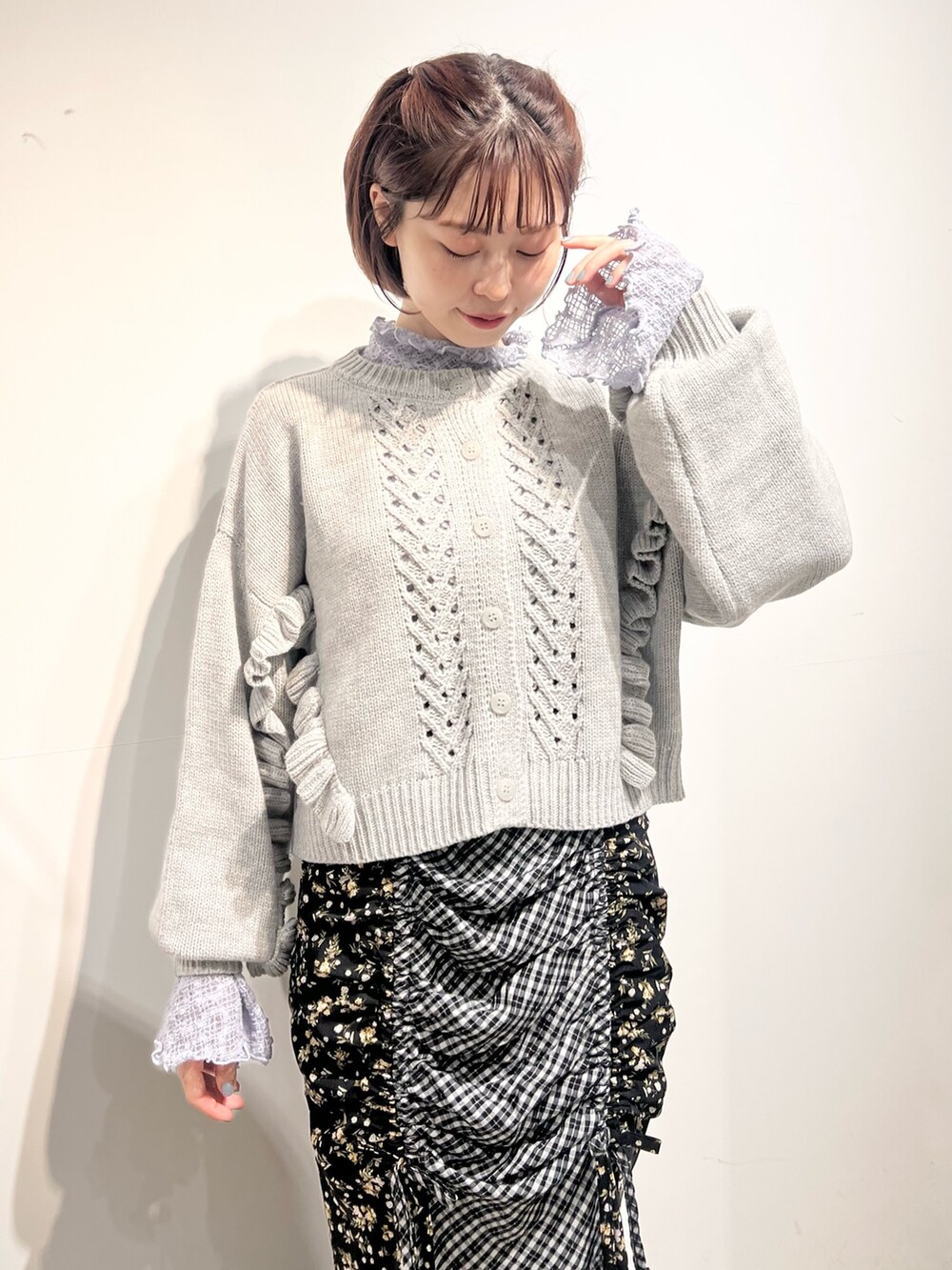 グレー系のカーディガン/ボレロ、ブルー系のTシャツ/カットソー、ブラック系のスカートを着用したレディースの秋コーディネートの6枚目の写真