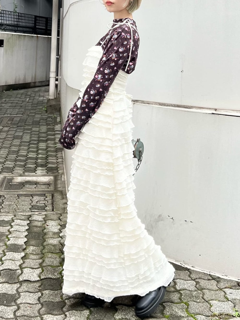 ブラック系のブーツ、ブルー系のその他アウター、グレー系のTシャツ/カットソーを着用したレディースの秋コーディネートの6枚目の写真