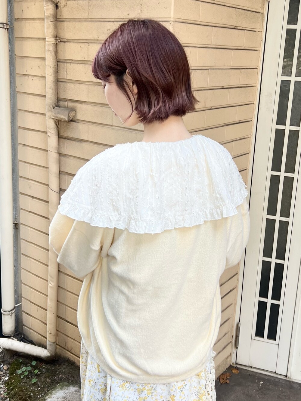 ホワイト系のスニーカー、その他のワンピース、ホワイト系のシャツ/ブラウスを着用したレディースの冬コーディネートの8枚目の写真