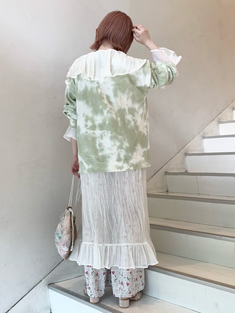 ホワイト系のその他パンツ、ホワイト系のワンピース、グリーン系のTシャツ/カットソーを着用したレディースの春コーディネートの2枚目の写真