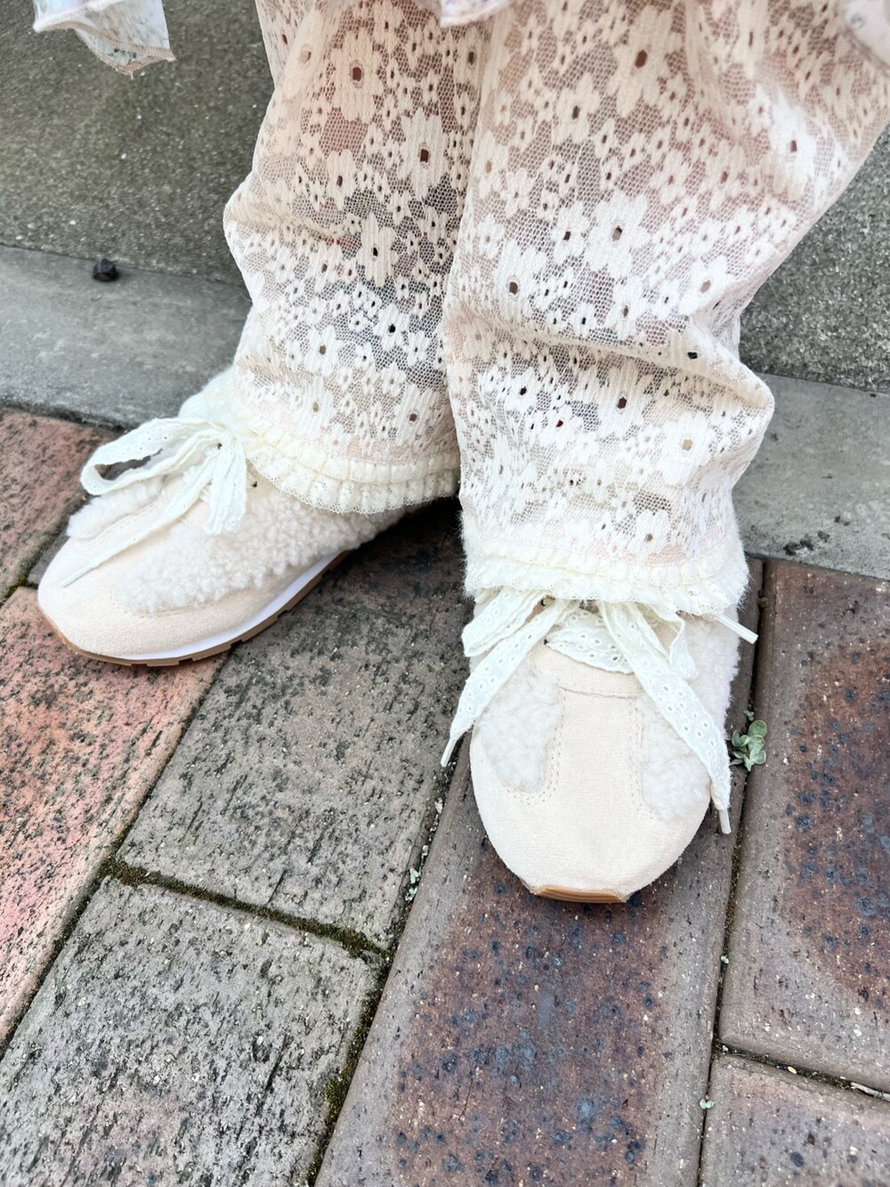 グレー系のスウェット、その他のハンドバッグ、ホワイト系のスカートを着用したレディースの夏コーディネートの10枚目の写真