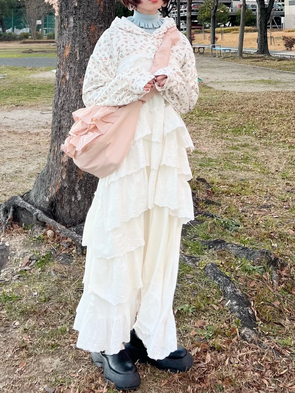 ホワイト系のワンピース、その他のカーディガン/ボレロ、ピンク系のショルダーバッグを着用したレディースの冬コーディネートの4枚目の写真