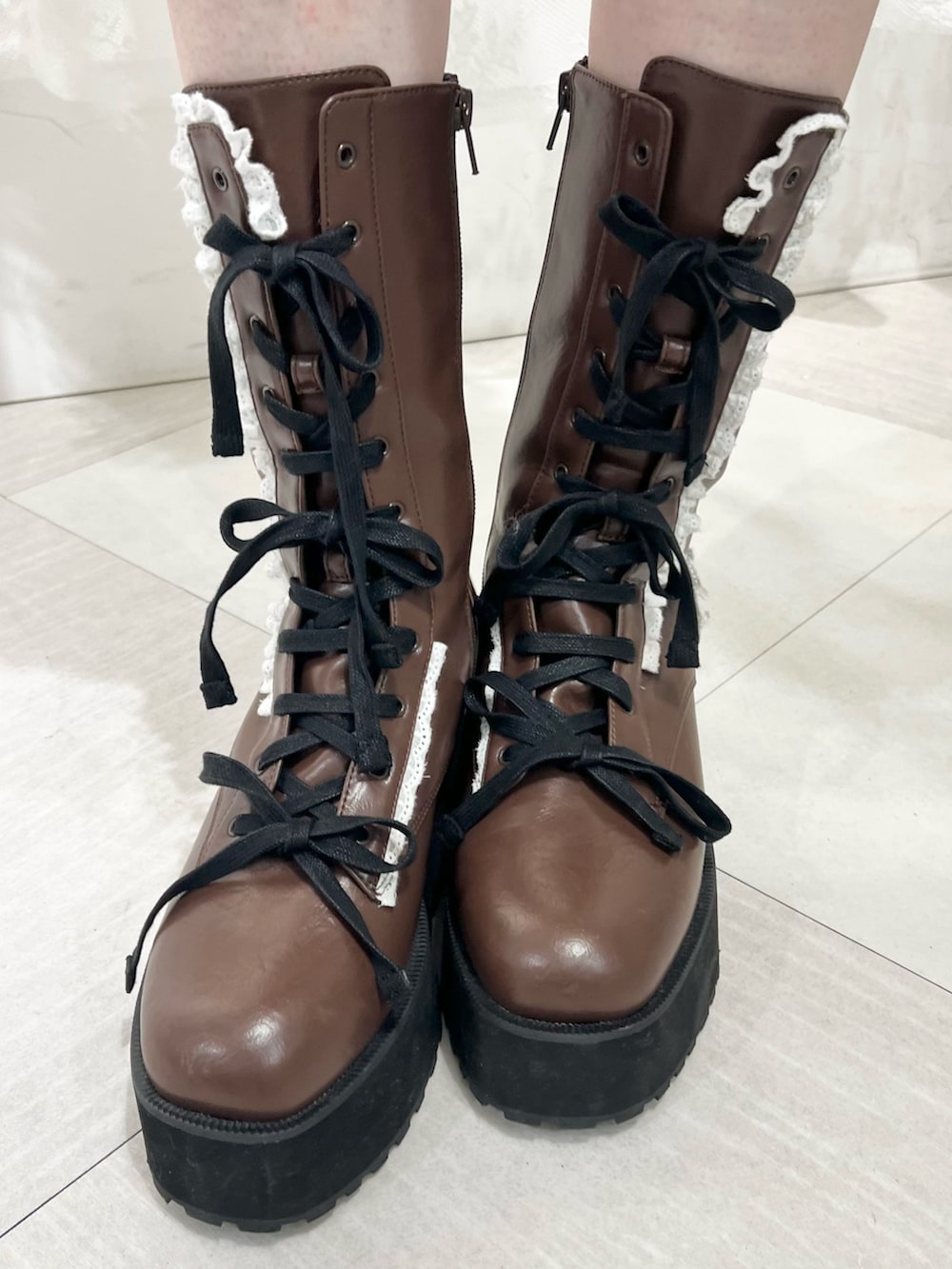 ホワイト系のボストンバッグ、ブラウン系のブーツ、ホワイト系のスカートを着用したレディースの夏コーディネートの10枚目の写真