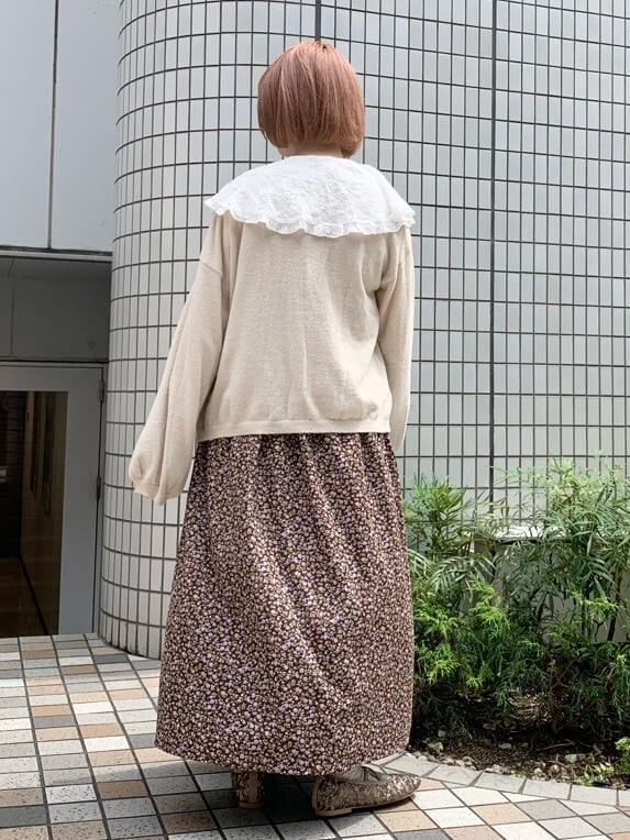 ホワイト系のシャツ/ブラウス、ゴールド系のその他シューズ、ブラウン系のワンピースを着用したレディースの夏コーディネートの3枚目の写真