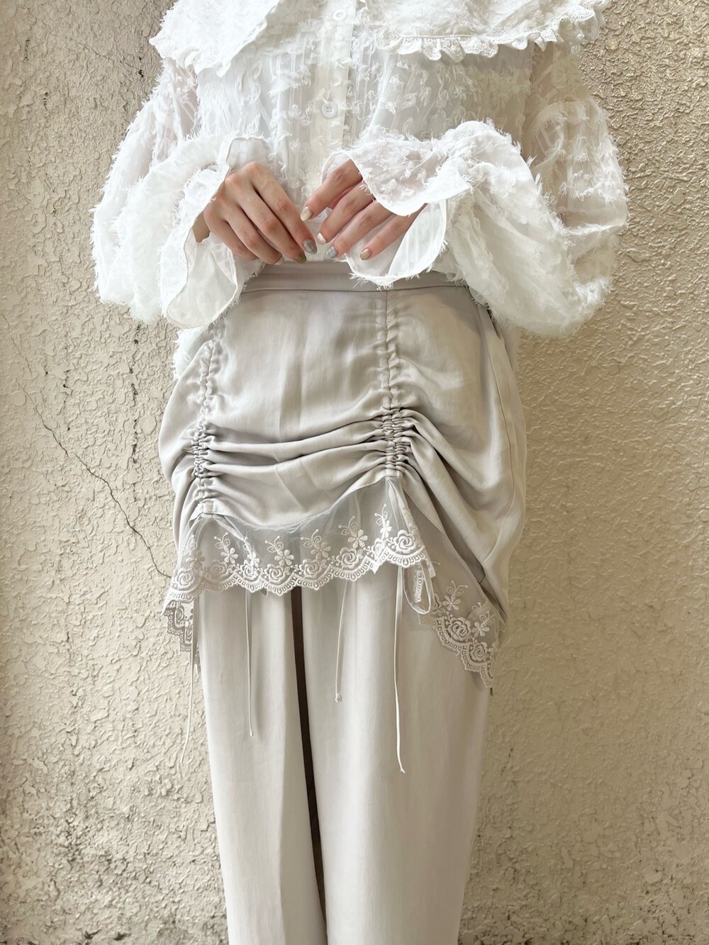 ホワイト系のシャツ/ブラウス、グレー系のスラックス、ブラック系のバレエシューズを着用したレディースの夏コーディネートの9枚目の写真