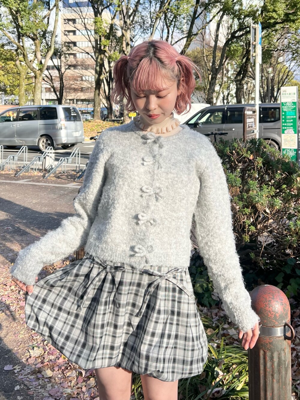 グレー系のカーディガン/ボレロ、ホワイト系のニット/セーター、グレー系のスカートを着用したレディースの冬コーディネートの5枚目の写真