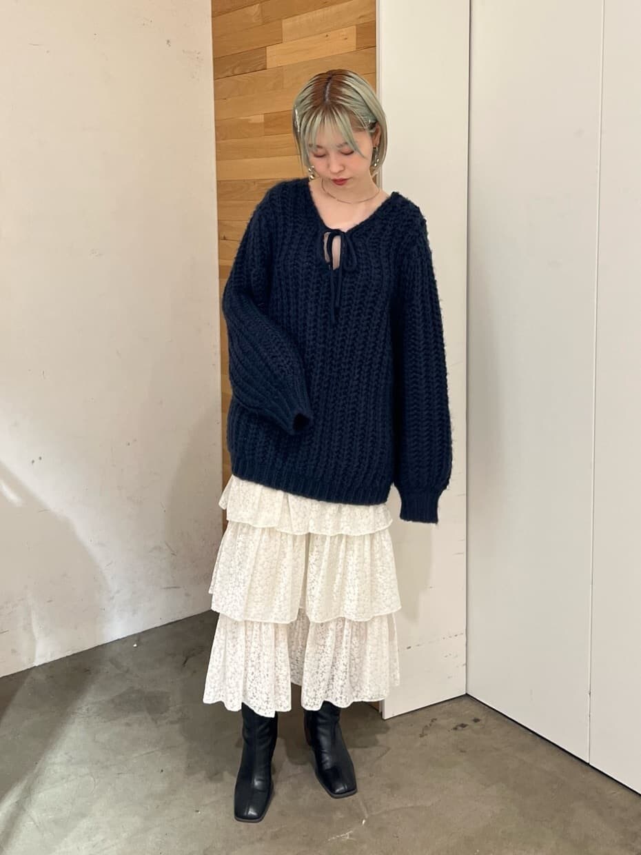 ブラック系のブーツ、ブラック系のブーツ、ブルー系のニット/セーターを着用したレディースの秋コーディネートの3枚目の写真