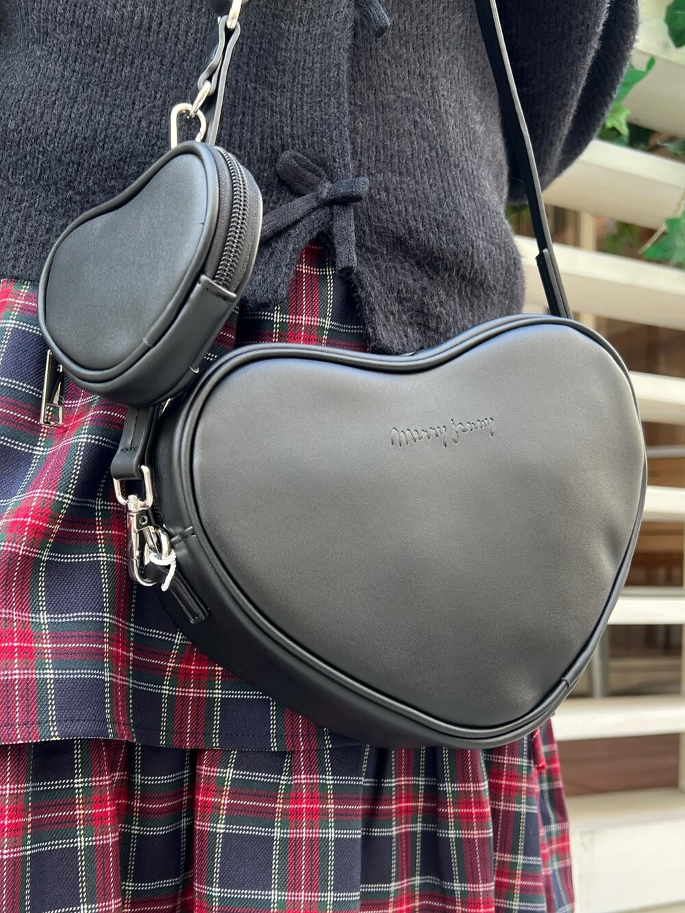 ブルー系のニット/セーター、ブルー系のスカート、ブラック系のスニーカーを着用したレディースの秋コーディネートの7枚目の写真