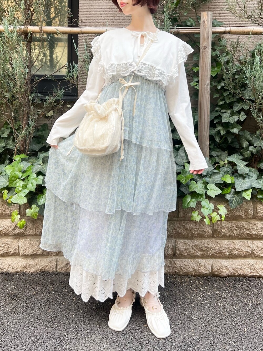 ホワイト系のパンプス、グリーン系のワンピース、ホワイト系のTシャツ/カットソーを着用したレディースの春コーディネートの5枚目の写真