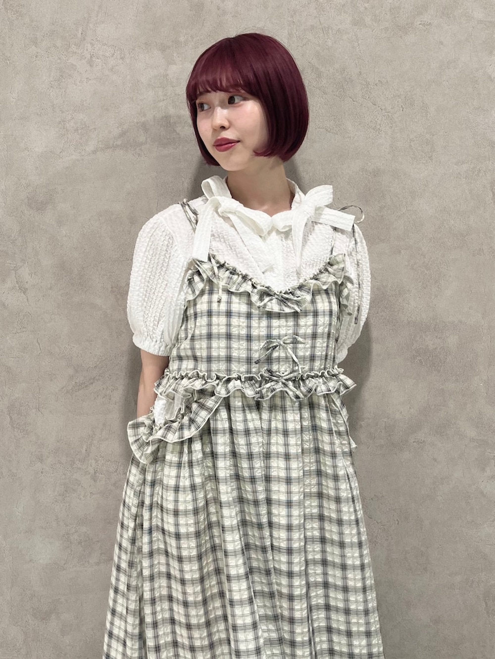 ホワイト系のシャツ/ブラウス、ホワイト系のスニーカー、ホワイト系のショルダーバッグを着用したレディースの春コーディネートの6枚目の写真