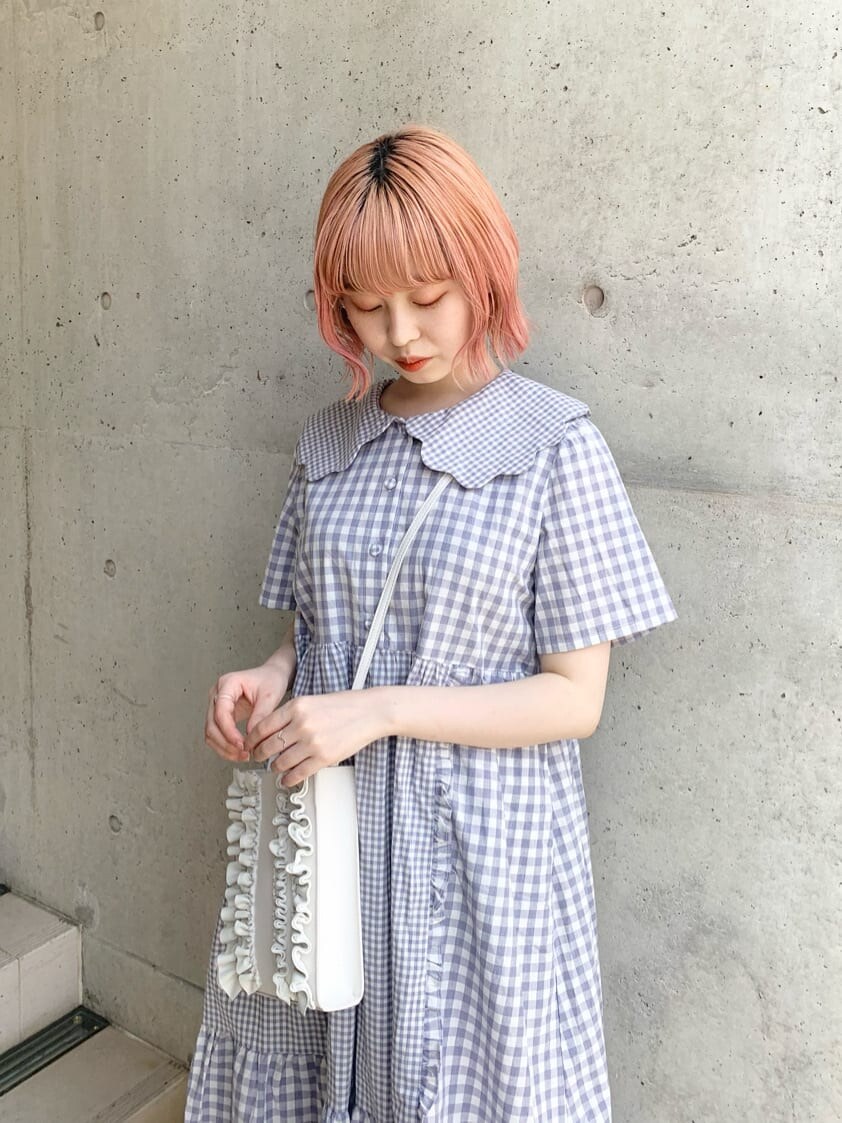 ホワイト系のその他シューズ、パープル系のワンピース、ホワイト系のショルダーバッグを着用したレディースの春コーディネートの4枚目の写真