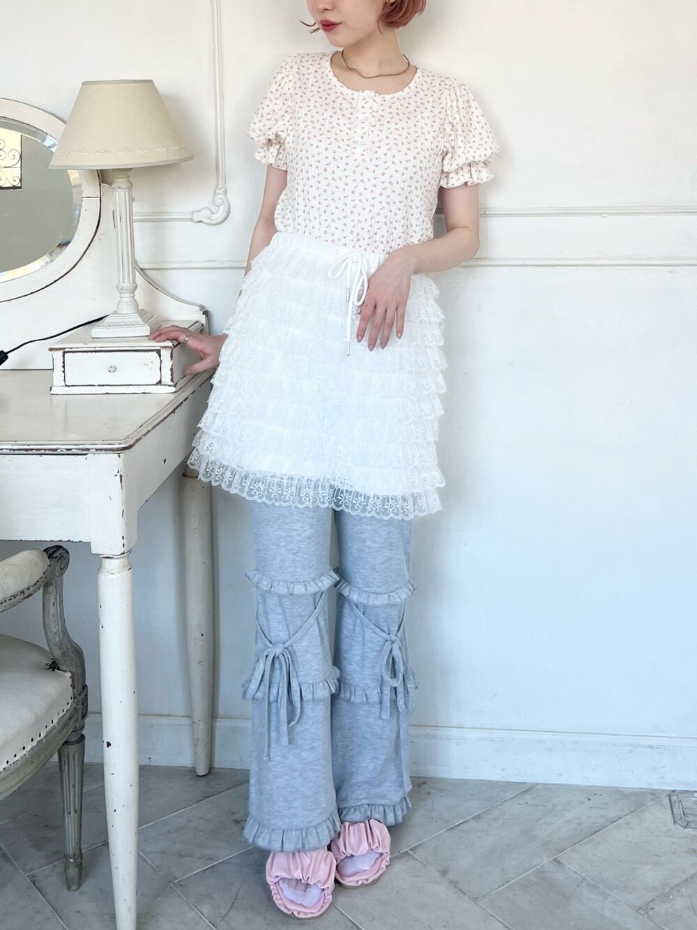 ピンク系のサンダル、グレー系のスウェットパンツ、ホワイト系のスカートを着用したレディースの春コーディネートの6枚目の写真