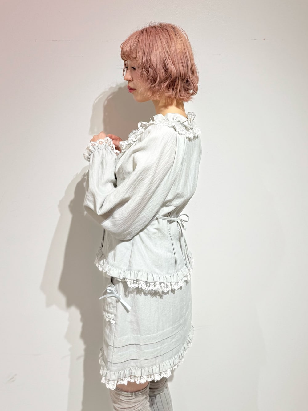 ブルー系のシャツ/ブラウス、ブルー系のスカート、ホワイト系のスニーカーを着用したレディースの冬コーディネートの7枚目の写真