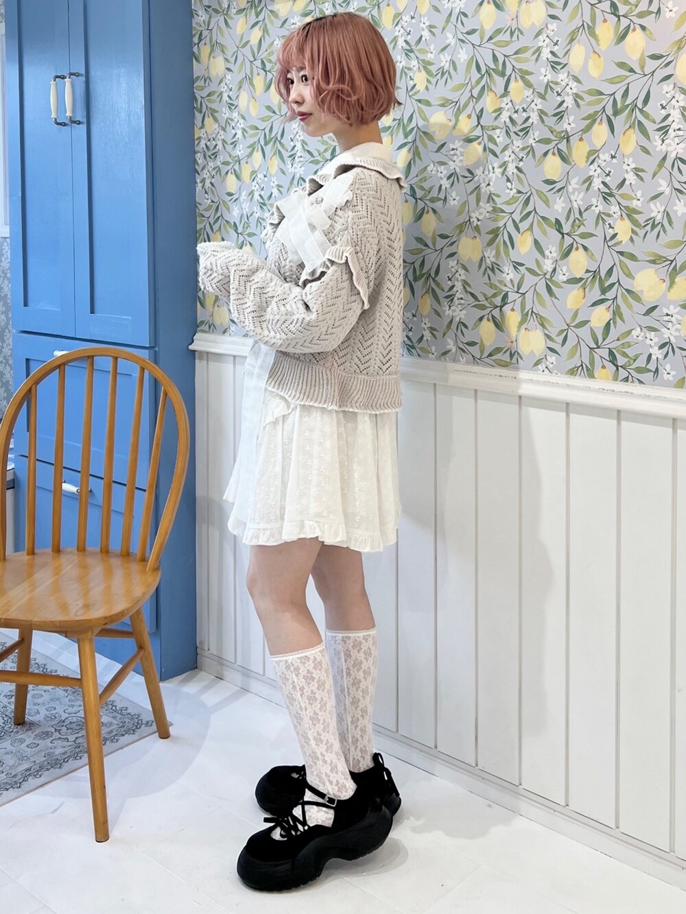 グレー系のカーディガン/ボレロ、ホワイト系のシャツ/ブラウス、ホワイト系のスカートを着用したレディースの冬コーディネートの3枚目の写真