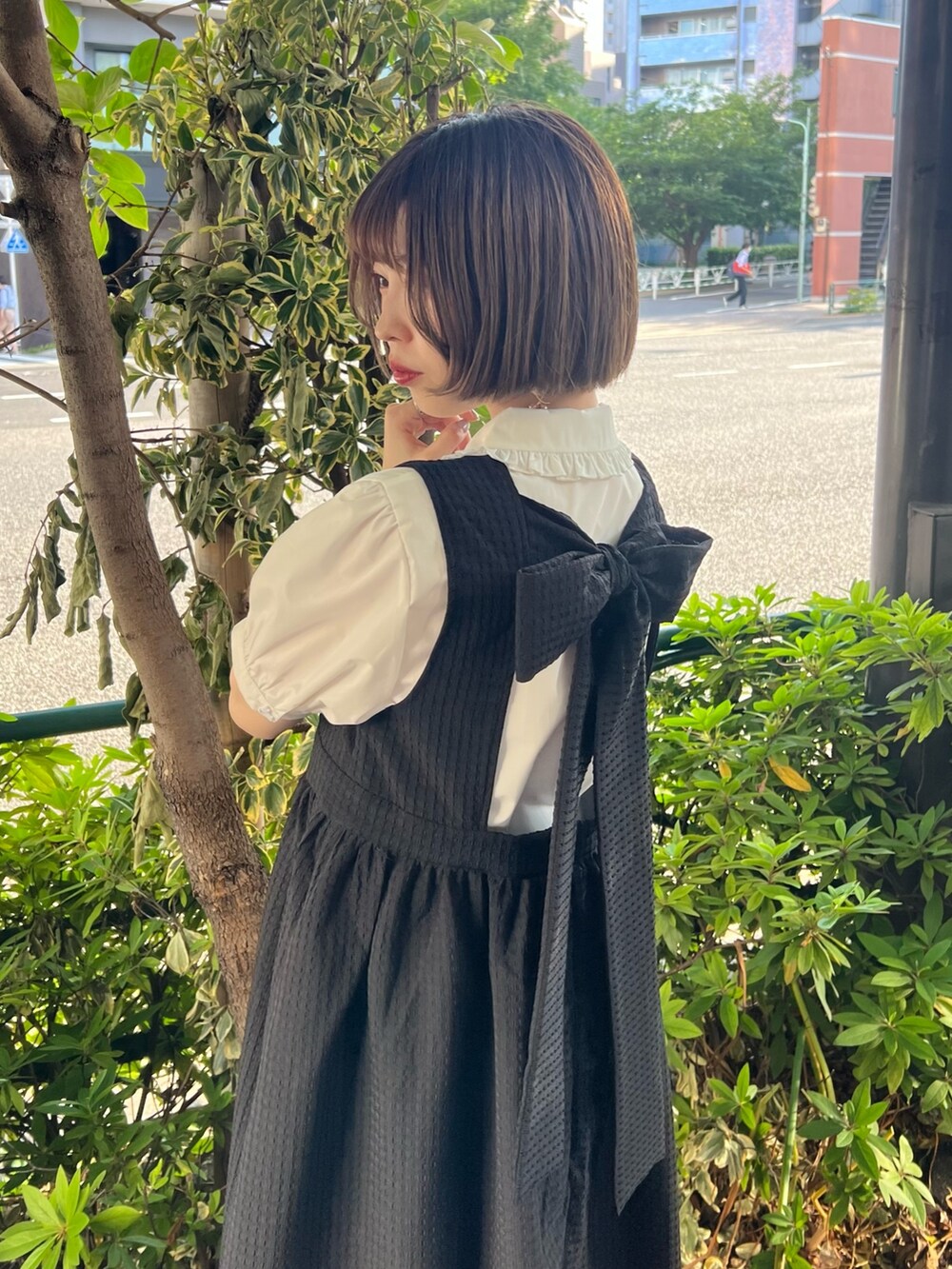 ブラック系のハンドバッグ、ブラック系のワンピース、ブラック系のサンダルを着用したレディースの春コーディネートの3枚目の写真