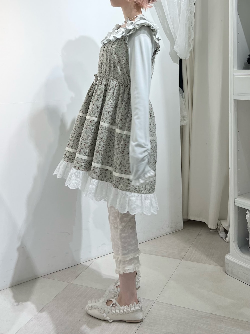 グリーン系のTシャツ/カットソー、グリーン系のワンピース、ホワイト系のその他パンツを着用したレディースの冬コーディネートの4枚目の写真