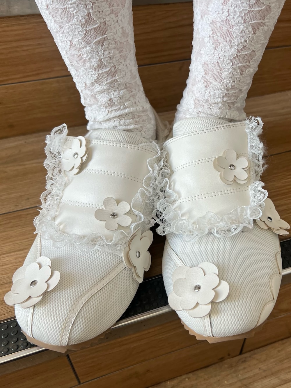 ホワイト系のシャツ/ブラウス、ピンク系のワンピース、ホワイト系のスニーカーを着用したレディースの冬コーディネートの10枚目の写真