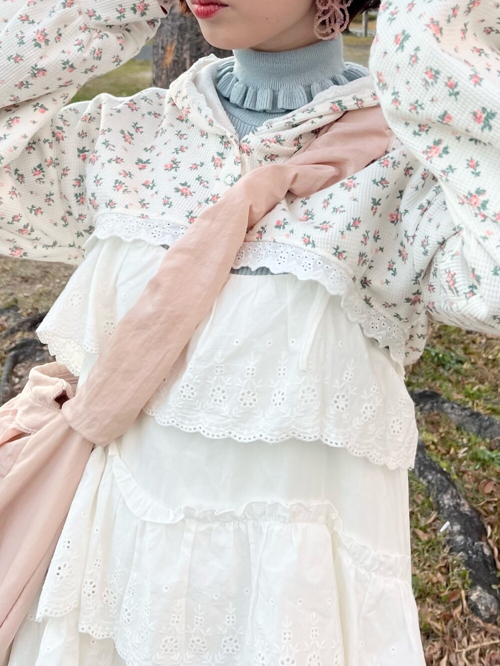 ホワイト系のワンピース、その他のカーディガン/ボレロ、ピンク系のショルダーバッグを着用したレディースの冬コーディネートの8枚目の写真